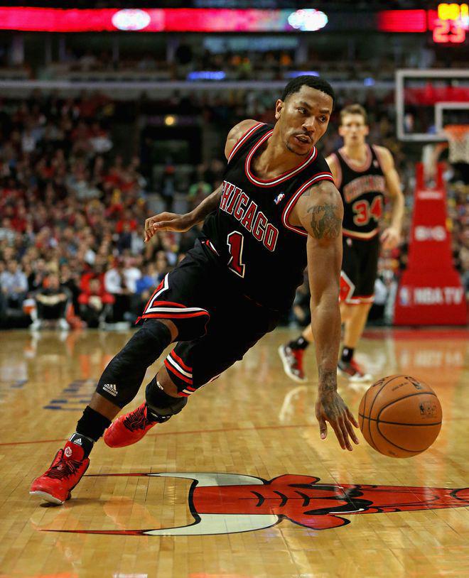 关于罗斯全面爆发，活塞主场负于公牛的信息